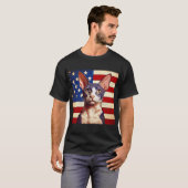 アメリカ国旗を背景にしたコーニッシュ・レックス Tシャツ (正面フル)