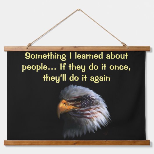 アメリカ国旗を顔に掲げたハゲ・イーグルの頭 吊り下げ型タペストリー (正面)