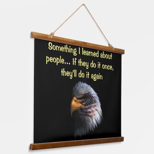 アメリカ国旗を顔に掲げたハゲ・イーグルの頭 吊り下げ型タペストリー (傾斜あり)