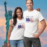 アメリカ国旗統一された、我々は立つ Tシャツ<br><div class="desc">アメリカ国旗統一された、我々はTシャツを立つ。快適でカジュアルゆったりとしたフィットは、白で示され、アメリカ国旗と文字：私たち立統一されたつ。男性と女性のサイズ</div>