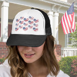 アメリカ国旗赤白青愛国心 キャップ<br><div class="desc">可愛い愛国的なアメリカ国旗の素朴ハートパターンのトラック帽！おもしろいの赤、白動揺して、青のイメージを構成する素朴または見たアメリカ国旗のハートのパターンを特徴！7月4日、メモリアルデー、退役軍人の日などに最適！</div>