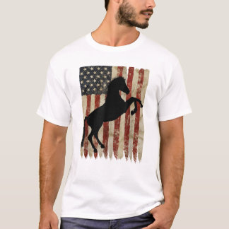 アメリカ国旗 馬に乗った愛国的なスタリオン E Tシャツ