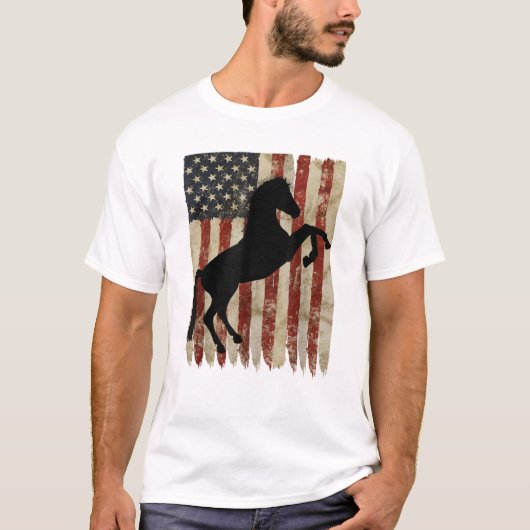 アメリカ国旗 馬に乗った愛国的なスタリオン E Tシャツ (正面)