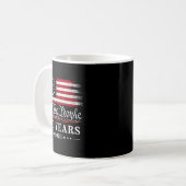アメリカ国旗 250周年 1776 2026 コーヒーマグカップ (正面左)