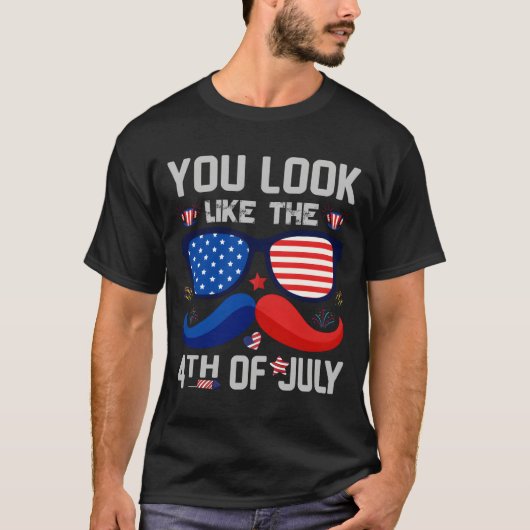 アメリカ国旗 7月4日生まれに見えるねデザイン Tシャツ (正面)