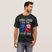 アメリカ国旗 7月4日生まれに見えるねデザイン Tシャツ (正面フル)