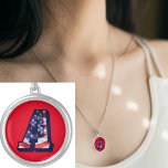 アメリカ国旗「A」の丸ネックレス シルバープレートネックレス<br><div class="desc">アメリカ国旗でデザインされた画像とモノグラムA。このアルファベットの文字Aは、このデザイカスタムザによって作成されたイニシャル画像である。すべてのショップを表示するhttps://bit.ly/SandyspiderStores</div>