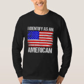 アメリカ国旗Iがアメリカ人と識別 Tシャツ (正面)
