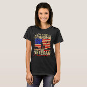 アメリカ国旗Nothingが母のおばあちゃんとVを怖がる Tシャツ (正面フル)
