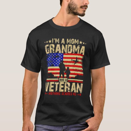 アメリカ国旗Nothingが母のおばあちゃんとVを怖がる Tシャツ (正面)