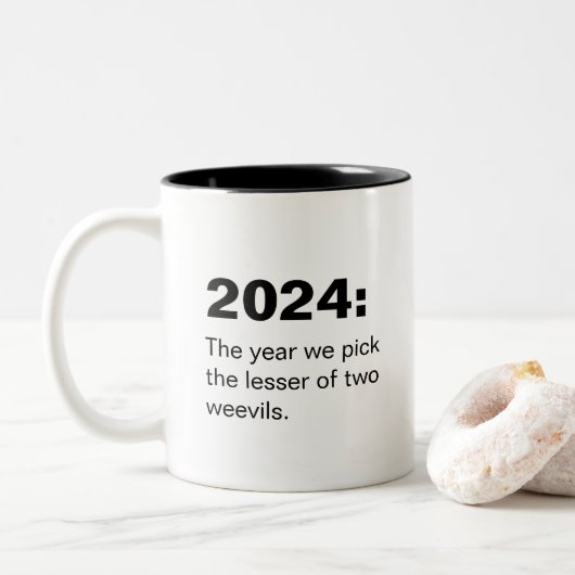 アメリカ大統領の選挙2024おもしろい年平均 ツートーンマグカップ (ドーナツ)