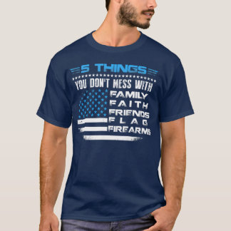 アメリカ家族信仰友情フラッグ銃器Tシャツ Tシャツ