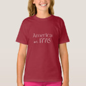 アメリカ建国250周年 1776年 誕生日 レッド タイポグラフィ ガールズ Tシャツ (正面)