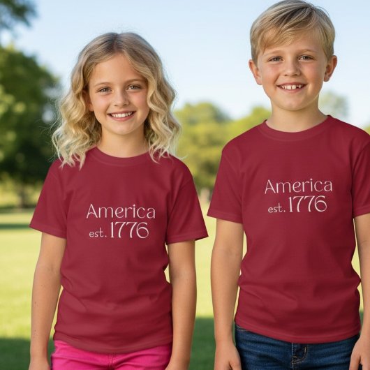アメリカ建国250周年 1776年 誕生日 レッド タイポグラフィ ガールズ Tシャツ