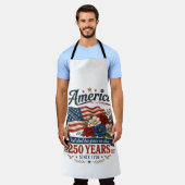 アメリカ建国250年フラワーフラグ エプロン (着用した状態)