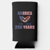 アメリカ建国250年 - 愛国心あふれる鷲 1776-2026 USA スリム缶クーラー (裏面)