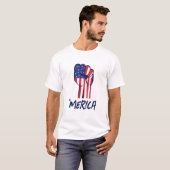 アメリカ愛の象徴、拳が語る愛国心 | USAプライドグラフィック Tシャツ (正面フル)
