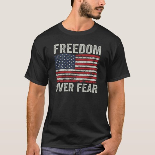 アメリカ愛国心を持つアメリカ国旗の恐怖に対する自由 Tシャツ (正面)