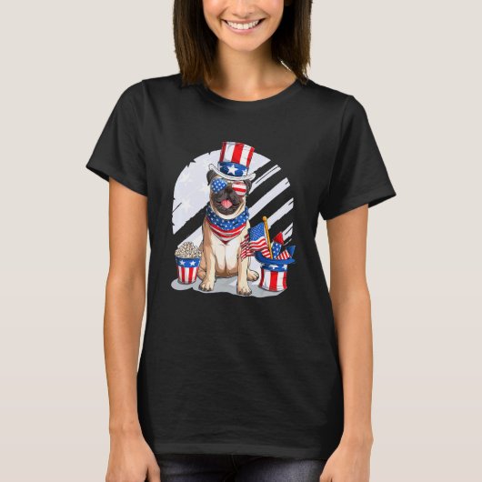 アメリカ独立記念日の可愛いベージュのパグ犬の座っている姿 Tシャツ (正面)
