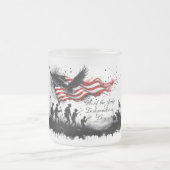 アメリカ独立記念日の愛国アート フラッグと兵士 フロストグラスマグカップ (中央)