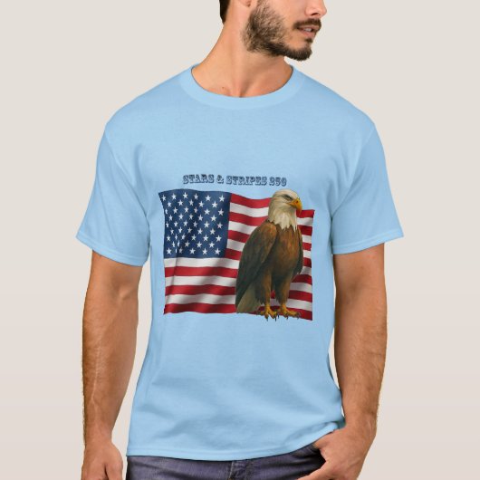 アメリカ独立250周年記念アメリカ国旗とハクトウワシ URM Tシャツ (正面)