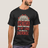 アメリカ生まれは私の地に私はチェロキー先住民Aだった Tシャツ (正面)