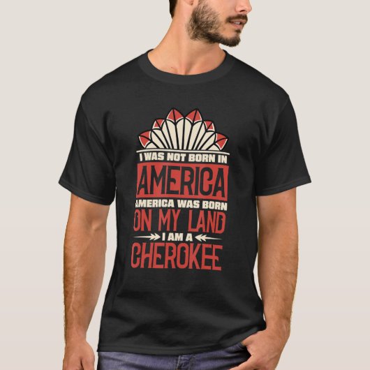 アメリカ生まれは私の地に私はチェロキー先住民Aだった Tシャツ (正面)