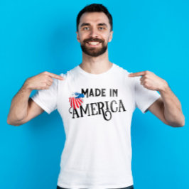 アメリカ産の赤い白と青のワシ Tシャツ