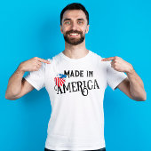 アメリカ産の赤い白と青のワシ Tシャツ