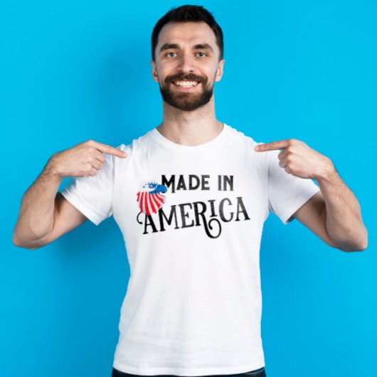 アメリカ産の赤い白と青のワシ Tシャツ