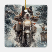 アメリカ秋田犬がオートバイクリスマスにライディング セラミックオーナメント (裏面)