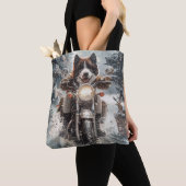 アメリカ秋田犬がオートバイクリスマスにライディング トートバッグ (クローズアップ)