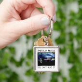 アメリカ筋肉車、クラシックおよびヴィンテージの青V8 キーホルダー (手)