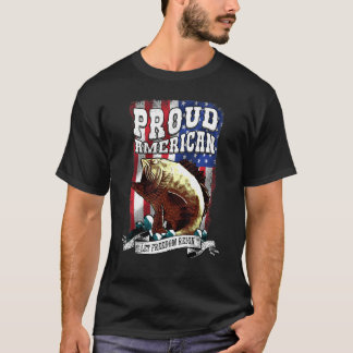 アメリカ誇りを持ったの魚がアメリカ国旗を掲げて自由を支配 Tシャツ