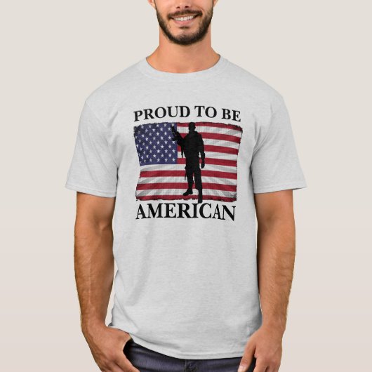 アメリカ誇りを持った国旗に非常に愛国心がある Tシャツ (正面)