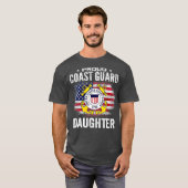 アメリカ誇りを持った国旗を持つ沿岸警備隊の娘 Tシャツ (正面フル)