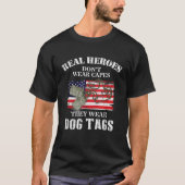 アメリカ退役軍人国旗と犬のラベルシャツ Tシャツ (正面)