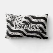 アメリカ退役軍人 - 白いヴィンテージ ランバークッション (裏面)