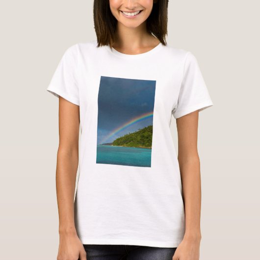 アメリカ領サモアの島に架かる虹 Tシャツ (正面)
