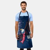 アメリカ飛んでいる国旗のスカーフと花火を持つハゲのワシ エプロン (着用した状態)