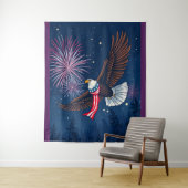 アメリカ飛んでいる国旗のスカーフと花火を持つハゲのワシ タペストリー (インサイチュ)