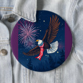 アメリカ飛んでいる国旗のスカーフと花火を持つハゲのワシ 缶バッジ (インサイチュ)