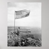 アメリカ飛んでいる国旗の山すり鉢 – WWII ポスター (正面)