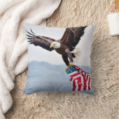 アメリカ飛んでいる国旗を掲げたハゲのワシ クッション (ブランケット)