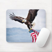 アメリカ飛んでいる国旗を掲げたハゲのワシ マウスパッド (マウス)