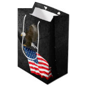 アメリカ飛んでいる国旗を掲げたハゲのワシ ミディアムペーパーバッグ (正面アングル)