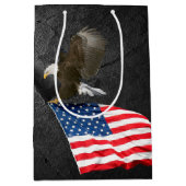 アメリカ飛んでいる国旗を掲げたハゲのワシ ミディアムペーパーバッグ (正面)