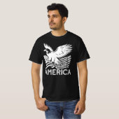 アメリカ飛んでいる、イーグル米州旗 Tシャツ (正面フル)