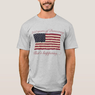 アメリカ250 何が起こっているのか破れた旗 Tシャツ