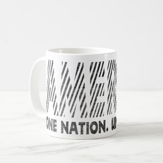 アメリカ、アメリカTシャツの神の下の国 コーヒーマグカップ (正面左)